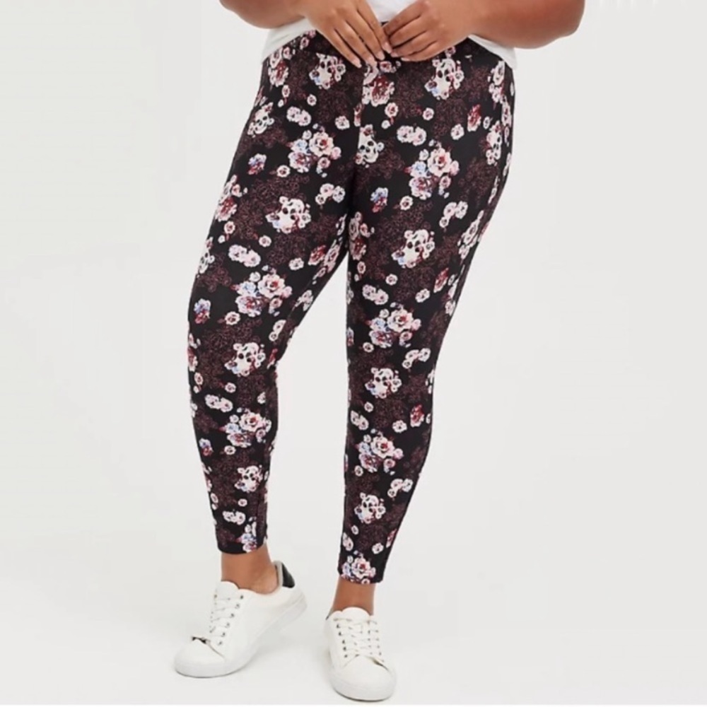 NWT Torrid Plus Size Pull On High Rise Pixie Pant In Black Floral Skull Print